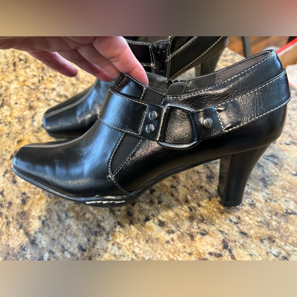 Aerosols booties size 8